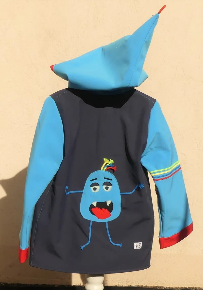 Veste lutin déperlante en softshell bleu fonce et turquoise avec « monstre rigolo »